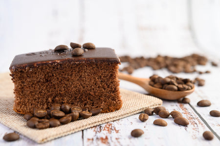 Bolinho de café fitness. BOLD. Barra de proteína. Café com Doce de Leite. Gostoso com força. Foto com bolo de café fit e grãos de café para comer como lanche prático.