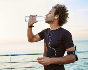 Corpo hidratado: benefícios vão de saúde dos rins até concentração - BOLD Snacks