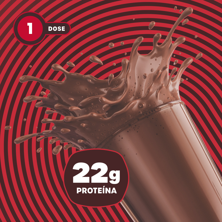 Shake de BOLD Whey sabor Chocolate ao Leite sendo preparado com efeito de splash sobre fundo vermelho