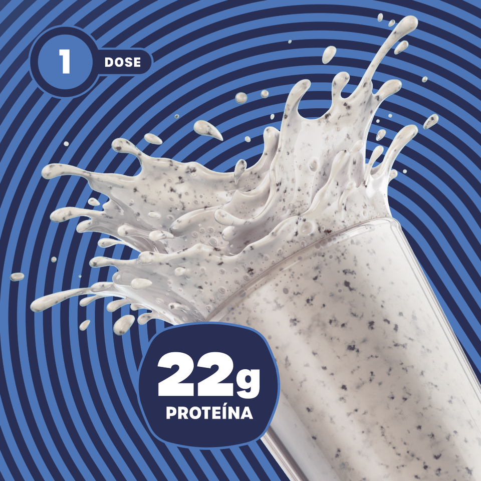 Shake de BOLD Whey Cookies & Cream com efeito de splash e fundo azul listrado