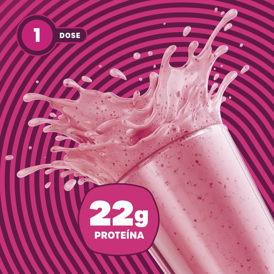 Shake de BOLD Whey Mousse de Morango com efeito de splash sobre fundo rosa vibrante
